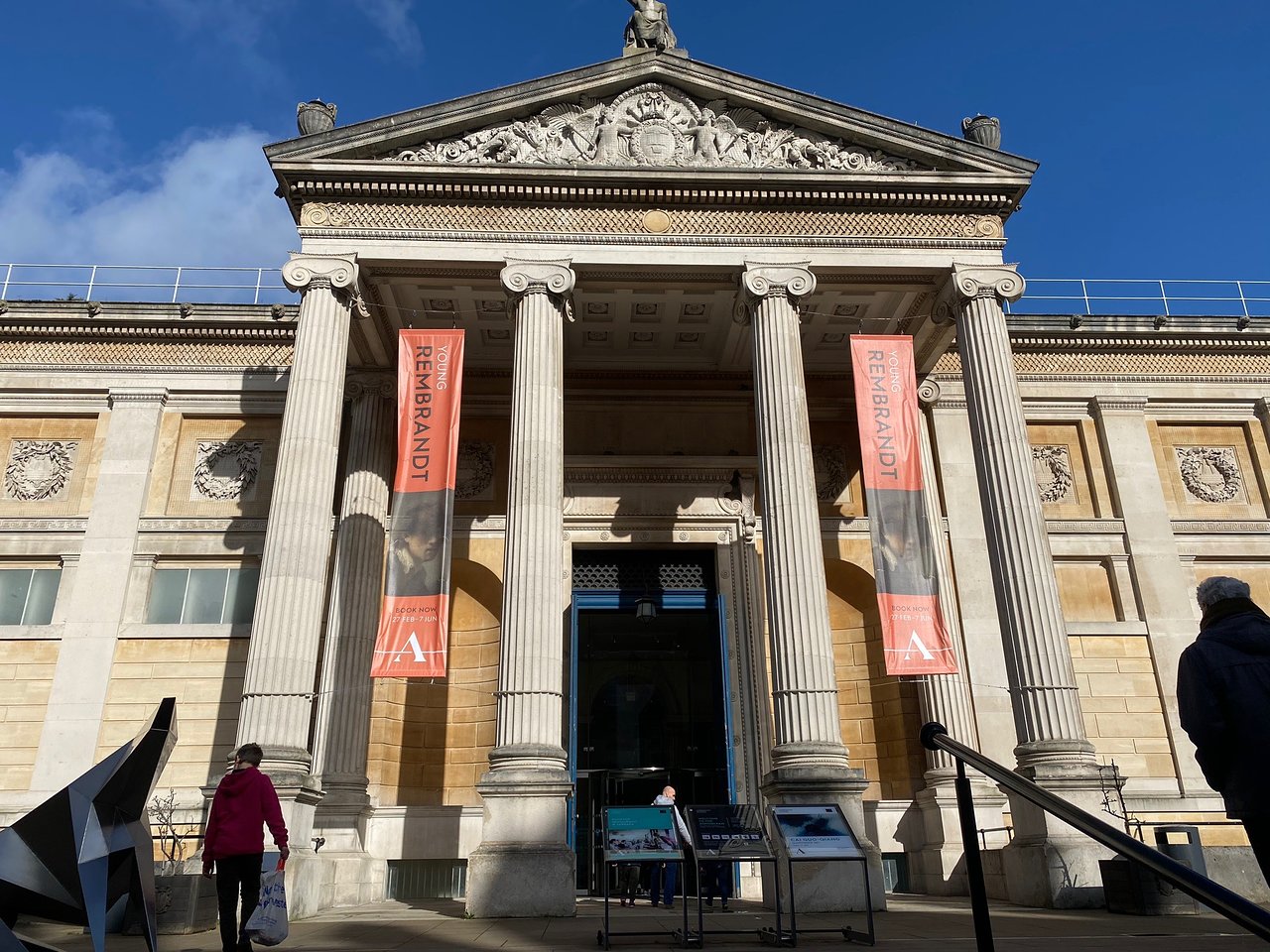 The ashmolean museum. Ashmolean Museum of Art and Archaeology, Oxford. Ashmolean Museum of Art and Archaeology. Ashmolean Museum of Art and Archaeology, Oxford University Statue of min. Ashmolean Museum building view Clipart.