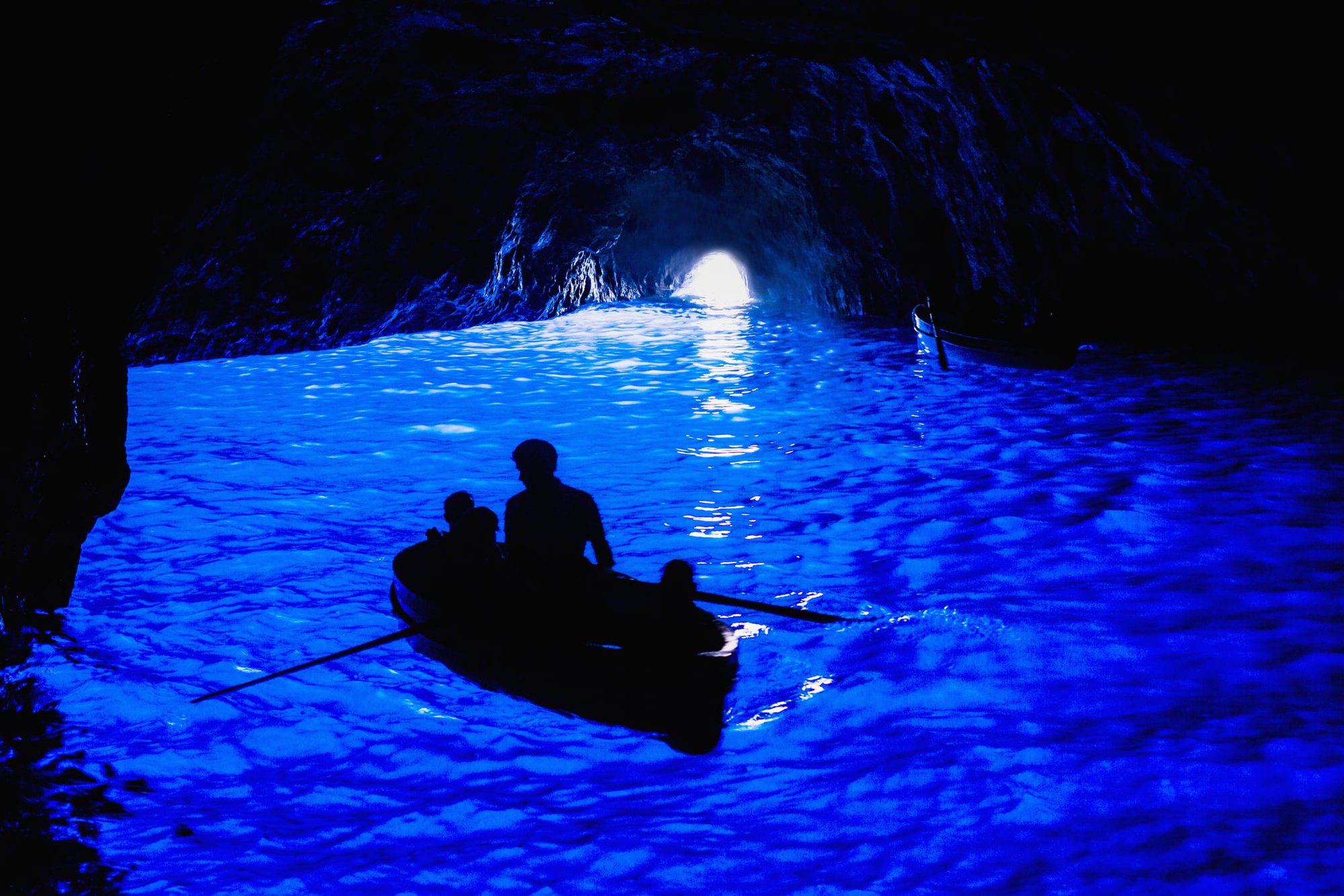 Bên trong hang động huyền ảo nhất thế giới, nơi được mệnh danh tuyệt tác của tạo hóa với làn nước phát sáng vô thực - Ảnh 1.