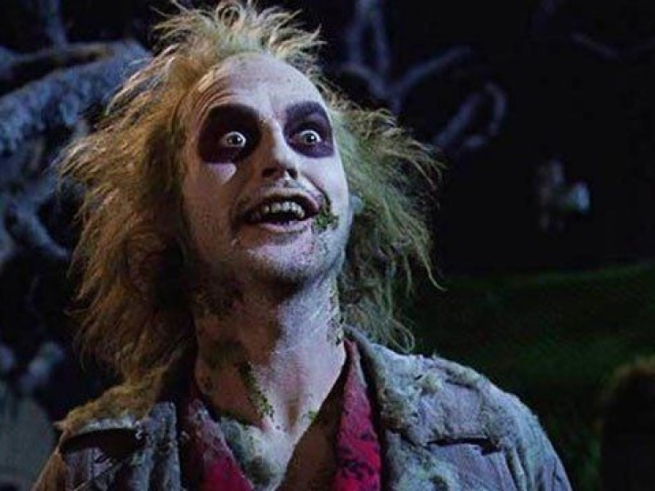 12 bộ phim kinh dị được xem nhiều trong dịp Halloween Beetlejuice-17363793-1667188758036-16671887581051944477711