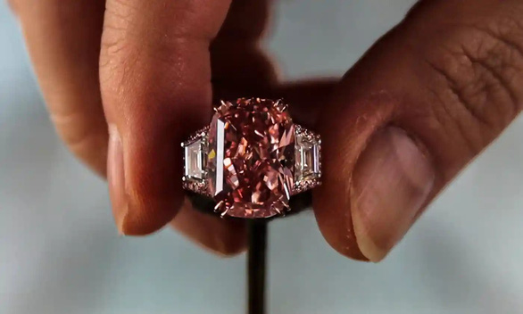 Viên kim cương hồng có giá trị cao nhất trong kỷ lục thế giới - Ảnh 1.