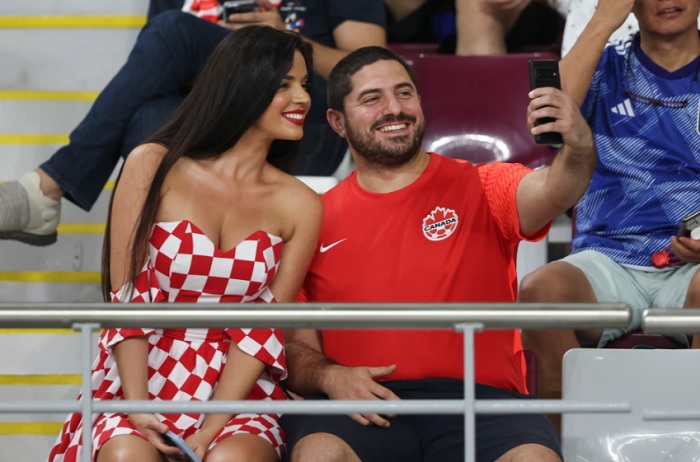 Fan nữ gợi cảm nhất World Cup 2022 không sợ bị bắt vì trang phục táo bạo - Ảnh 1.