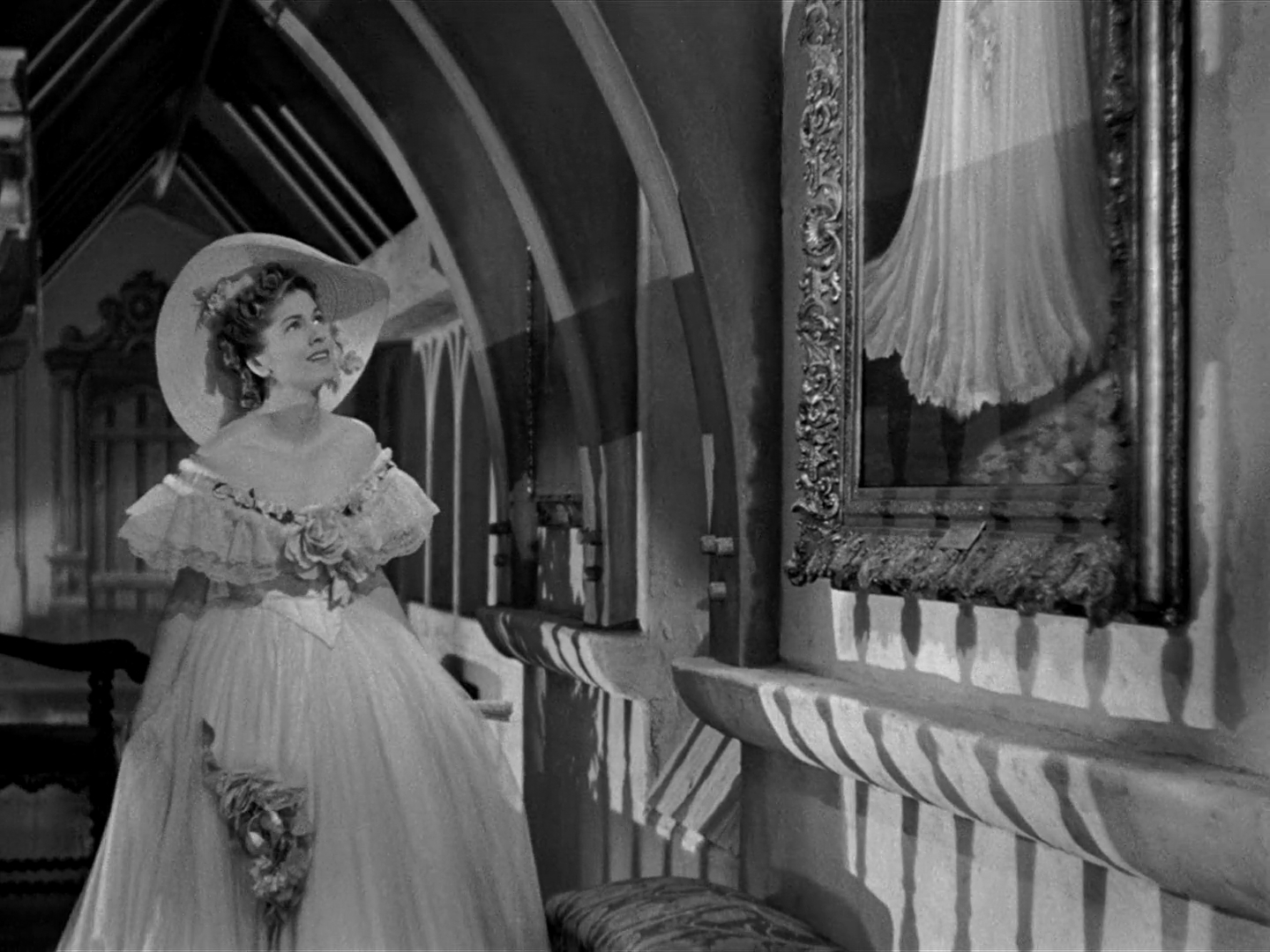 Bí mật về chiếc váy Lọ Lem đẹp nhất Disney: Đính 110.000 viên pha lê, nữ chính chịu trăm bề - Ảnh 2.