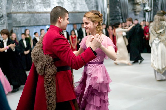 Sự thật về bộ váy dạ hội của Hermione ở Harry Potter: Bản gốc giống hệt nàng Lọ Lem! - Ảnh 2.