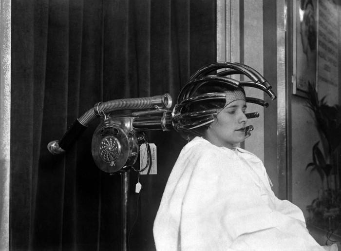 Máy sấy tóc trông như thế nào 100 năm trước?  - Ảnh 1 .