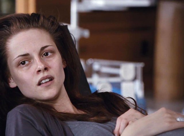 Bí mật sốc đằng sau cảnh sinh nở của Twilight: Có hẳn một Kristen Stewart thứ 2 xuất hiện với nhan sắc ám ảnh! - Ảnh 1.