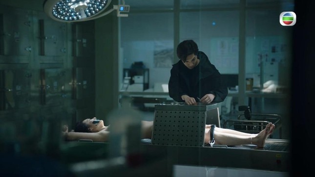 Nữ diễn viên khó chịu với cảnh quay người kiệm vải nằm trên bàn mổ - Ảnh 2.