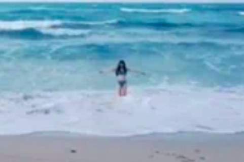 Chơi trội, nữ streamer bất chấp thời tiết lạnh 3 độ, vẫn mặc bikini đi biển, còn biểu diễn tiết mục “nhảy ùm xuống nước - Ảnh 2.