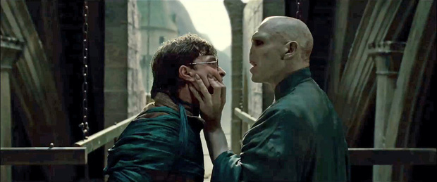 Sốc óc vì 1 chi tiết Harry Potter tập 1 úp mở việc Voldemort vẫn còn sống, có thể trở lại: Fan tranh luận kịch liệt, sự thật là gì? - Ảnh 1.