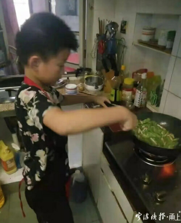  Làm bài tả món ăn Giao thừa, cậu bé 13 tuổi tự vào bếp nấu mâm cỗ 20 món để viết cho được nhiều - Ảnh 3.