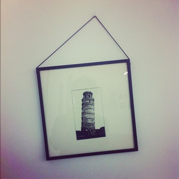 A series of crooked photos makes perfectionists feel uncomfortable - Photo 9.