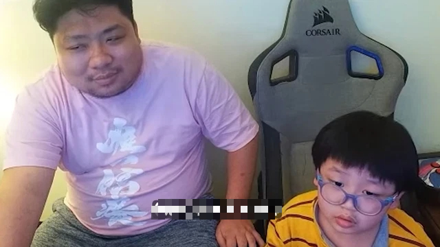 Protecting his son to play video games, the male streamer was suddenly ganked by his wife, father and son, and fans were surprised with the ending - Photo 4.