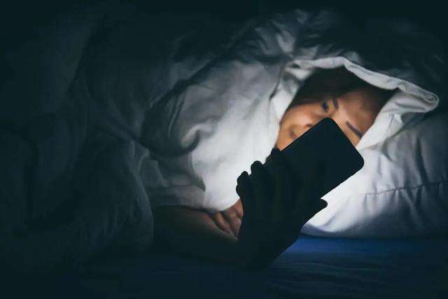 Đọc xong thông tin này, nhiều người sẽ không dám dùng điện thoại nữa, nhất là thói quen tai hại trước khi ngủ - Ảnh 3.
