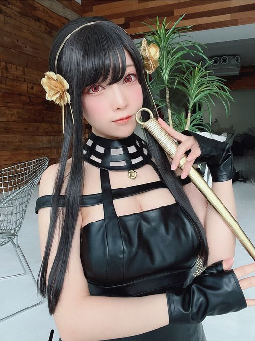 Nữ coser nổi tiếng bắt chước khuôn mặt tự mãn của Anya và cosplay nữ sát thủ Yor siêu xinh - Ảnh 5.