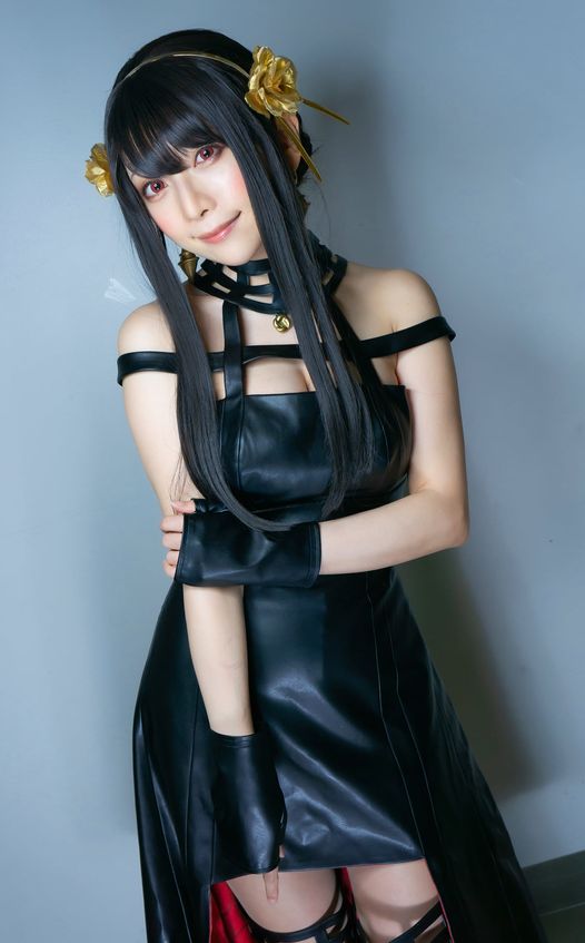 Nữ coser nổi tiếng bắt chước khuôn mặt tự mãn của Anya và cosplay nữ sát thủ Yor siêu xinh - Ảnh 6.