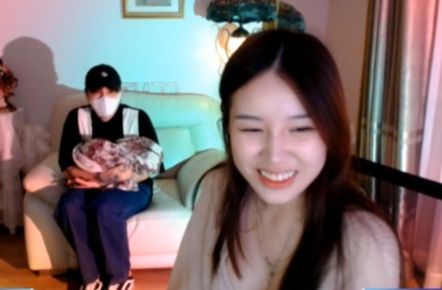 Female streamer born in 2000 consecutively ranked on the top of search, 