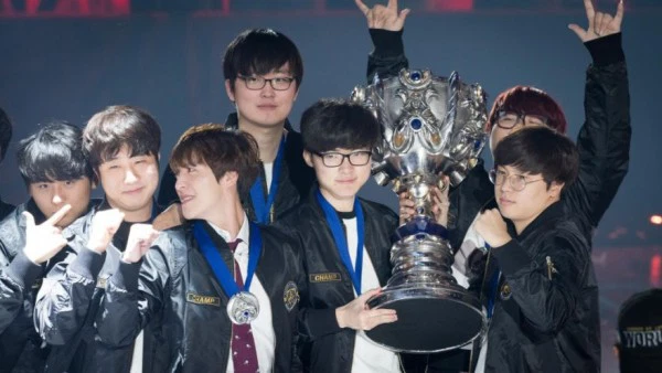 Praised from the worldwide LoL community, but thanks to Faker, T1 will not follow in the footsteps of DK, FPX - Photo 10.