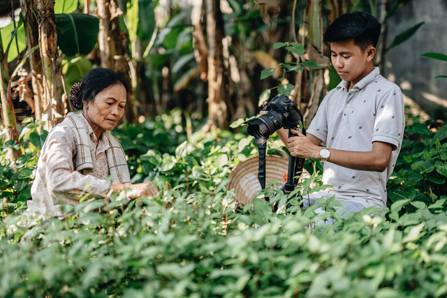 Ẩm Thực Mẹ Làm nhận nút vàng YouTube, chủ kênh xúc động: “Thấy được nụ cười của mẹ là hạnh phúc và ấm lòng” - Ảnh 1.