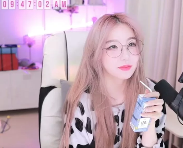 Những phản ứng trái ngược của các nữ streamer khi lộ nhan sắc gây thất vọng trên sóng - Ảnh 4. Những phản ứng trái ngược của các nữ streamer khi lộ nhan sắc gây thất vọng trên sóng - Ảnh 4.