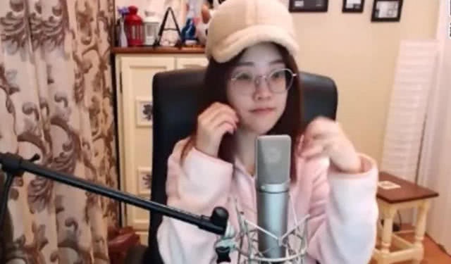 The opposite reactions of female streamers when revealing their beauty are disappointing on the air - Photo 6.