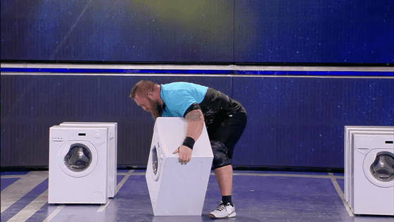  Ném máy giặt xa tới 4,5 mét, vận động viên thể hình lập kỷ lục thế giới - Ảnh 2.