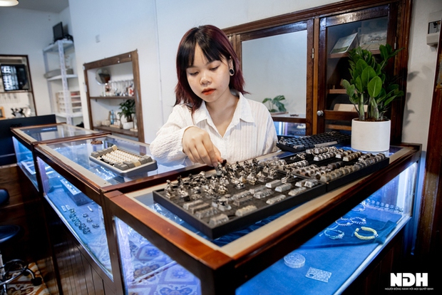  Cô gái Hà Nội làm nút bàn phím máy tính bằng kim loại quý giá chục triệu đồng - Ảnh 1.