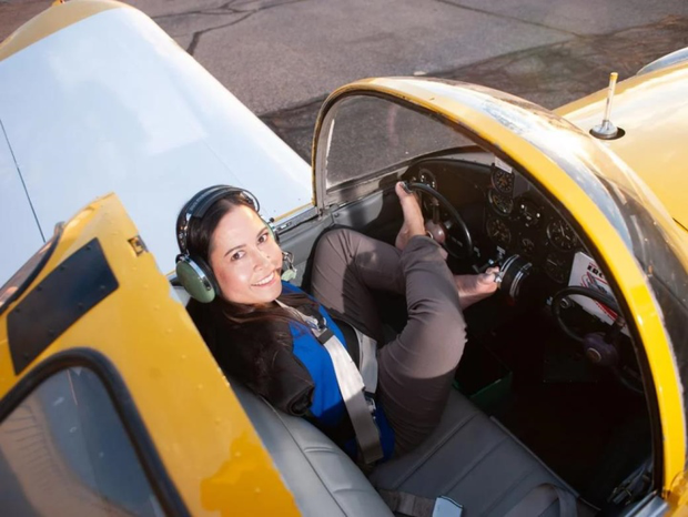 Cô gái cụt tay đầu tiên trở thành phi công: Chỉ mất 3 năm để chinh phục ước mơ - Ảnh 4.