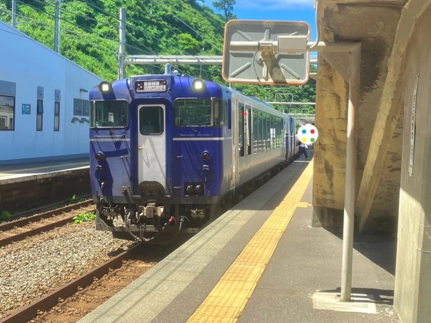  Mê đắm với ga tàu bên rìa biển xanh như lạc vào thế giới hoạt hình tại Nhật Bản - Ảnh 9.
