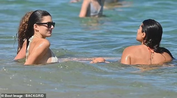 Bạn gái Leonardo DiCaprio diện bikini bé xíu khoe dáng sexy - Ảnh 6.