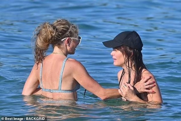 Bạn gái Leonardo DiCaprio diện bikini bé xíu khoe dáng sexy - Ảnh 9.
