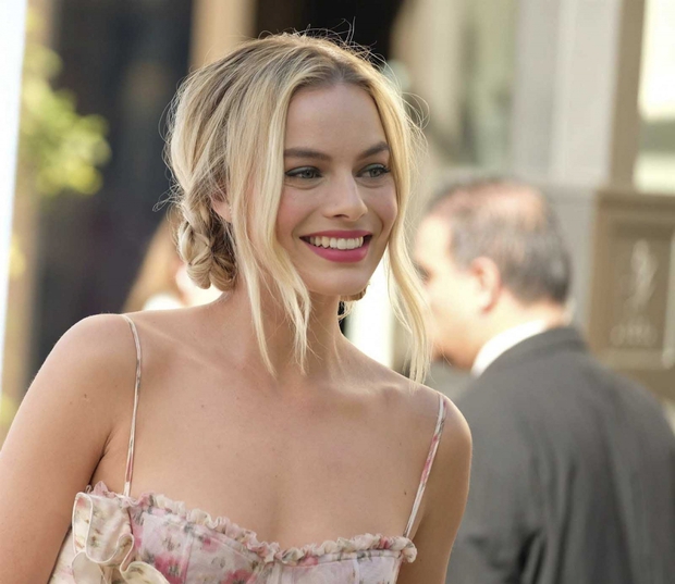 Margot Robbie: Từ nhân viên thu ngân tàu điện ngầm đến ngôi sao Hollywood - Ảnh 1.