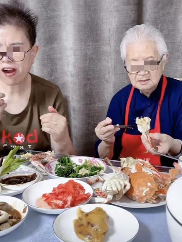 The 94-year-old grandmother became a money-making livestream tool for her daughter to expose the new reality of parasitic plagiarism on social networks - Photo 1.