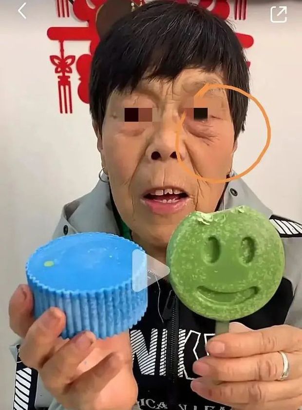 The 94-year-old grandmother became a money-making livestream tool for her daughter to expose the new reality of parasiticism on social networks - Photo 8.