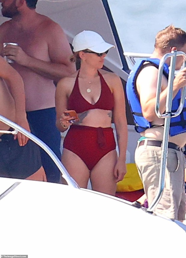 Scarlett Johansson's black widow in a bikini showing her fat belly is still sexy - Photo 1.