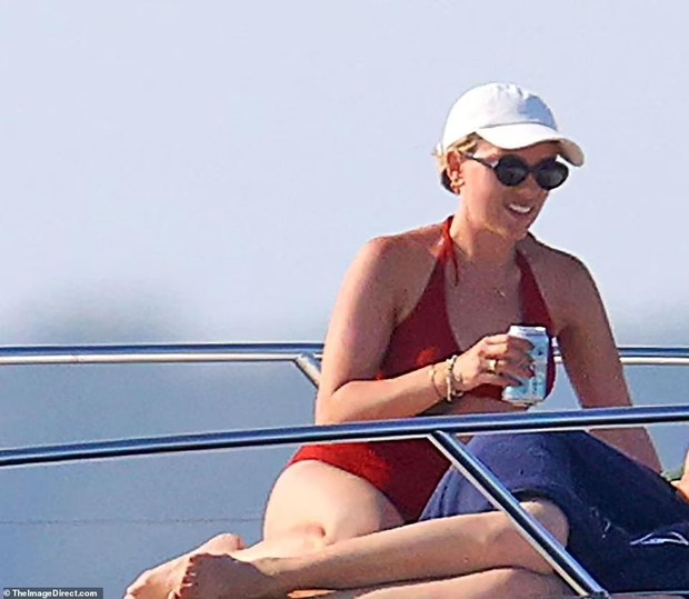 Scarlett Johansson's black widow in a bikini showing her fat belly is still sexy - Photo 4.