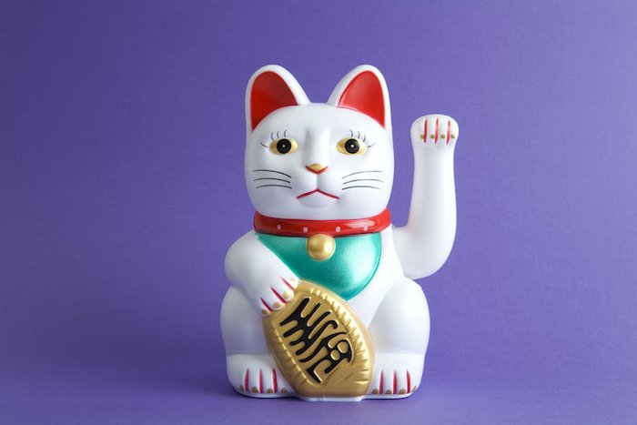 Câu chuyện thú vị về nguồn gốc ra đời tượng mèo Maneki-neko may mắn nổi tiếng của Nhật Bản - Ảnh 1.