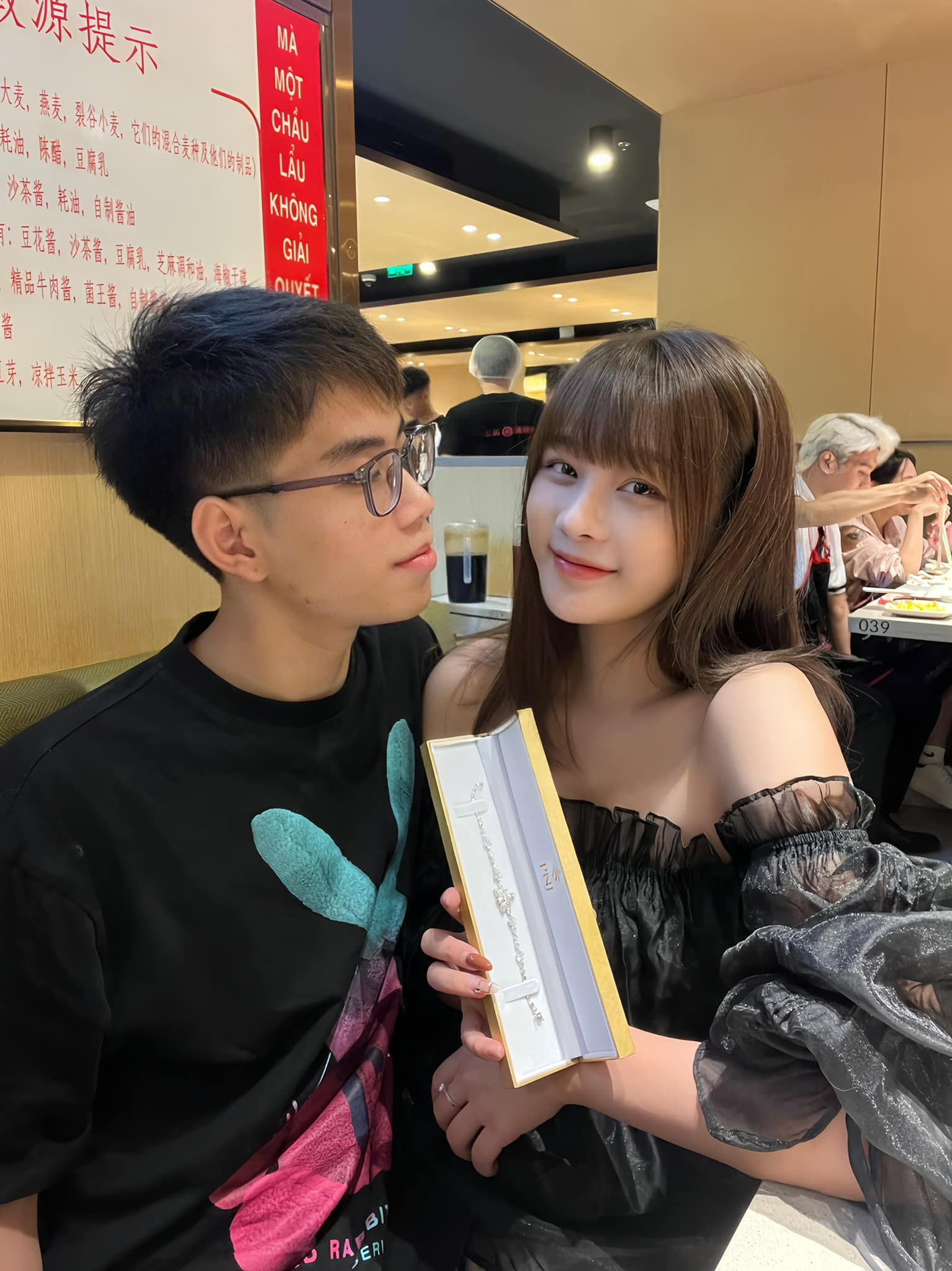 Angry at her boyfriend for forgetting his anniversary, female MC Lien Quan cleverly mentioned the name of a technological masterpiece, escaping "pressing" 100% - Photo 2.