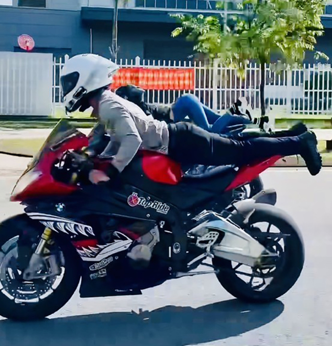 Vụ Ngọc Trinh thả tay lái xe moto: Bất chấp nguy hiểm quay video “sống ảo” và cái kết vướng vòng lao lý - Ảnh 5.