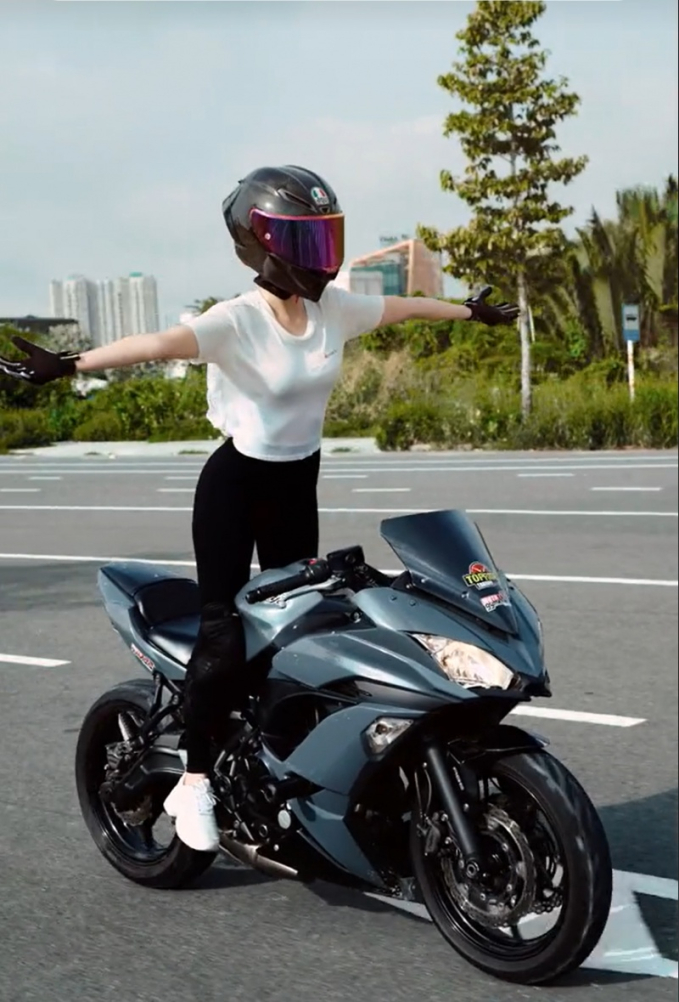 Vụ Ngọc Trinh thả tay lái xe moto: Bất chấp nguy hiểm quay video “sống ảo” và cái kết vướng vòng lao lý - Ảnh 2.