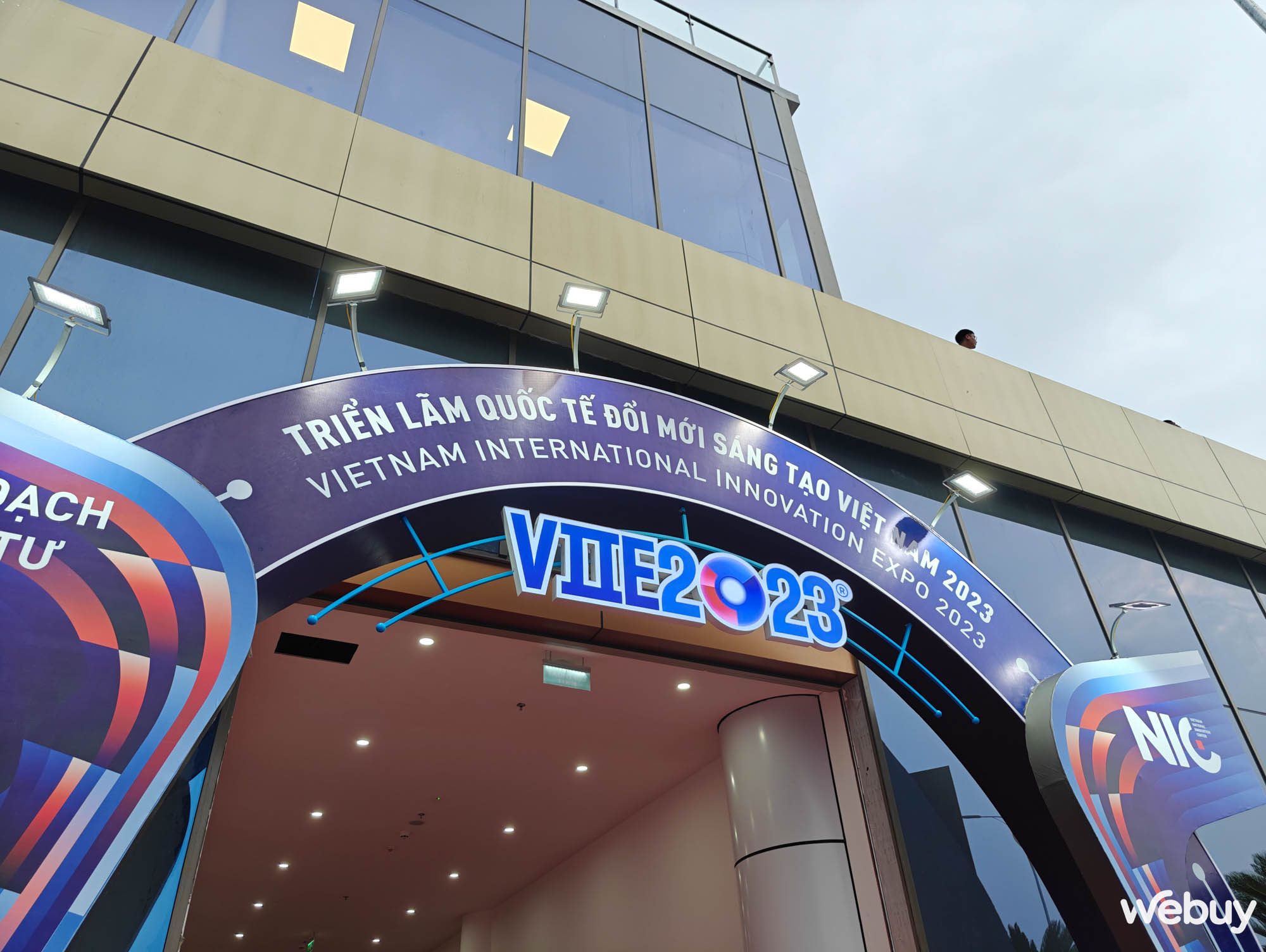 Không khí sôi động tại Triển lãm quốc tế đổi mới sáng tạo Việt Nam (VIIE 2023) - Ảnh 1.