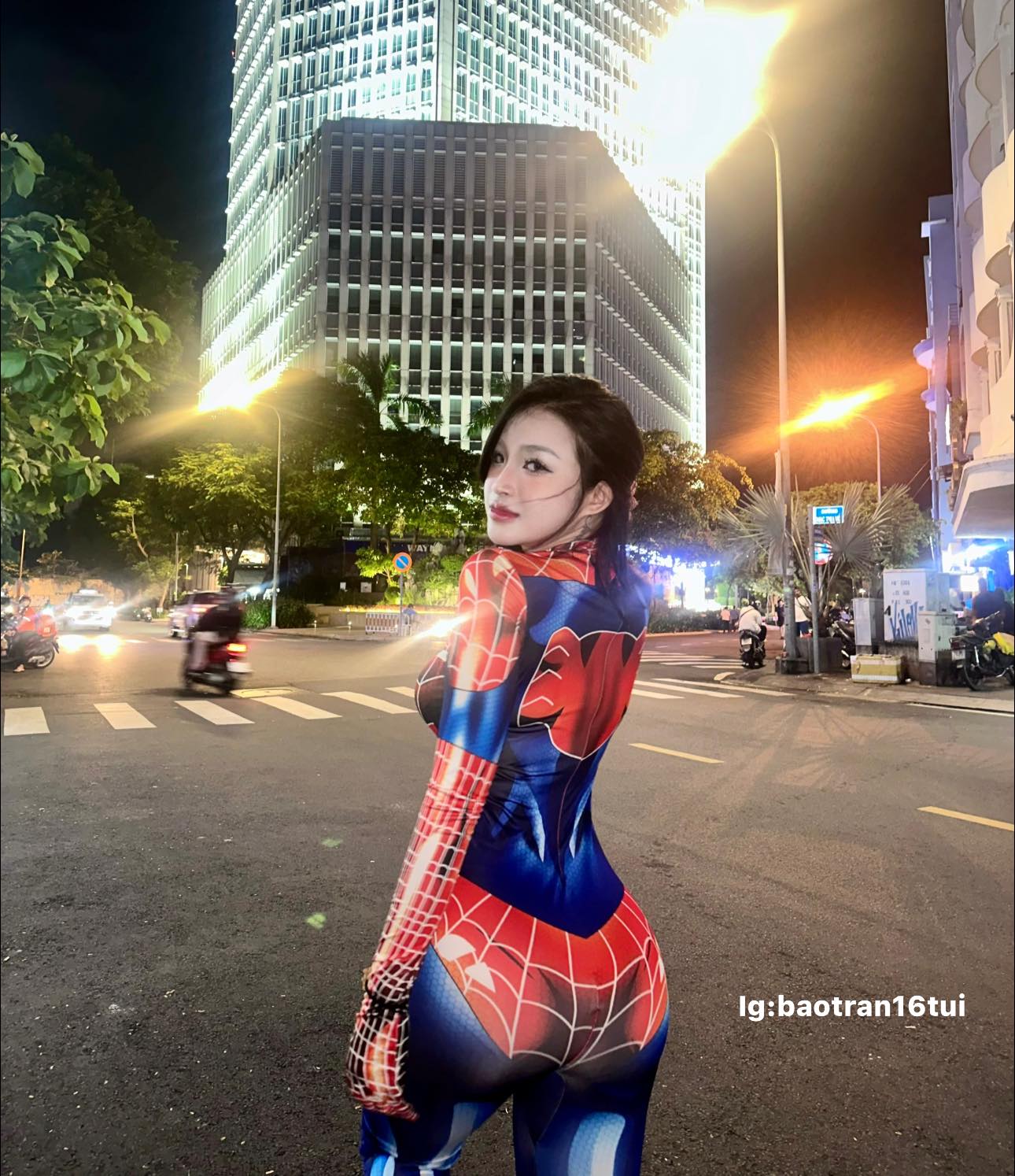 Ngắm màn cosplay Spider-man &quot;khó thở&quot; của hot girl 10X, đi chơi Halloween tự tin nổi bật nhất phố - Ảnh 1.