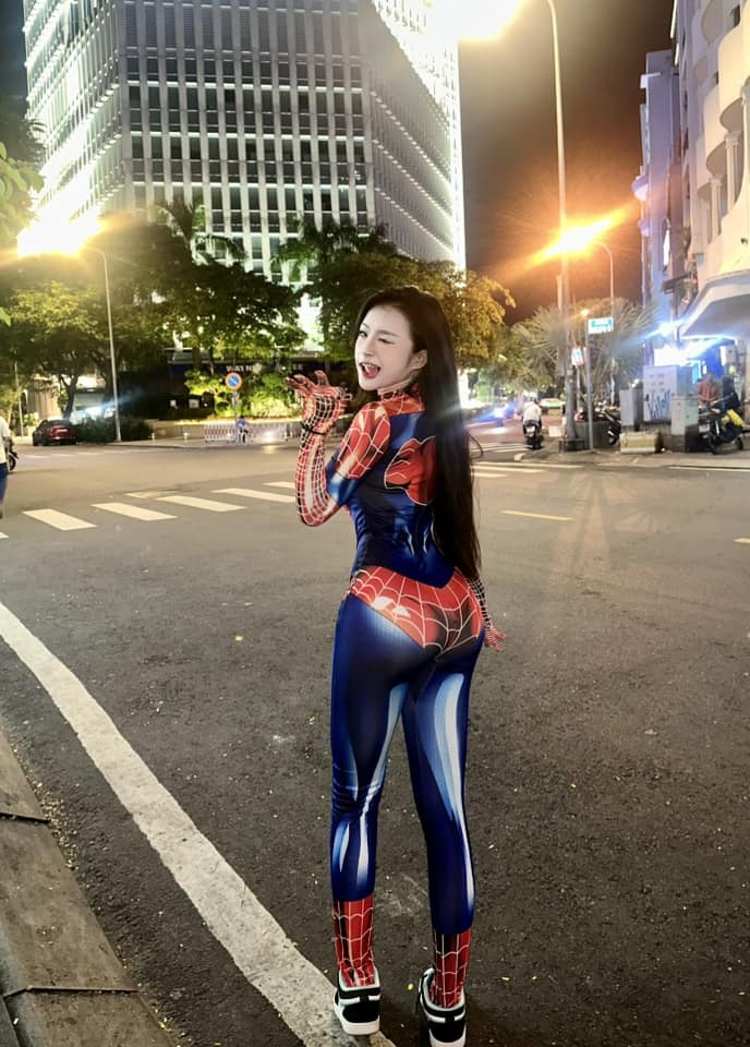 Ngắm màn cosplay Spider-man &quot;khó thở&quot; của hot girl 10X, đi chơi Halloween tự tin nổi bật nhất phố - Ảnh 2.