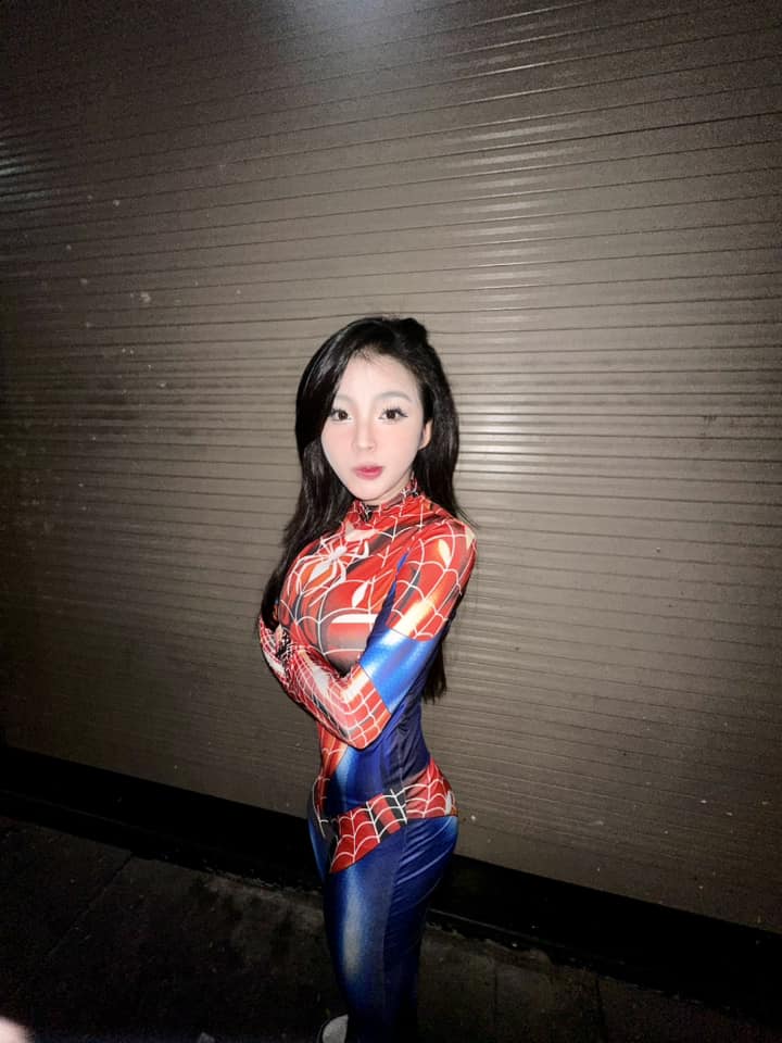 Ngắm màn cosplay Spider-man "khó thở" của hot girl 10X, đi chơi Halloween tự tin nổi bật nhất phố - Ảnh 3.