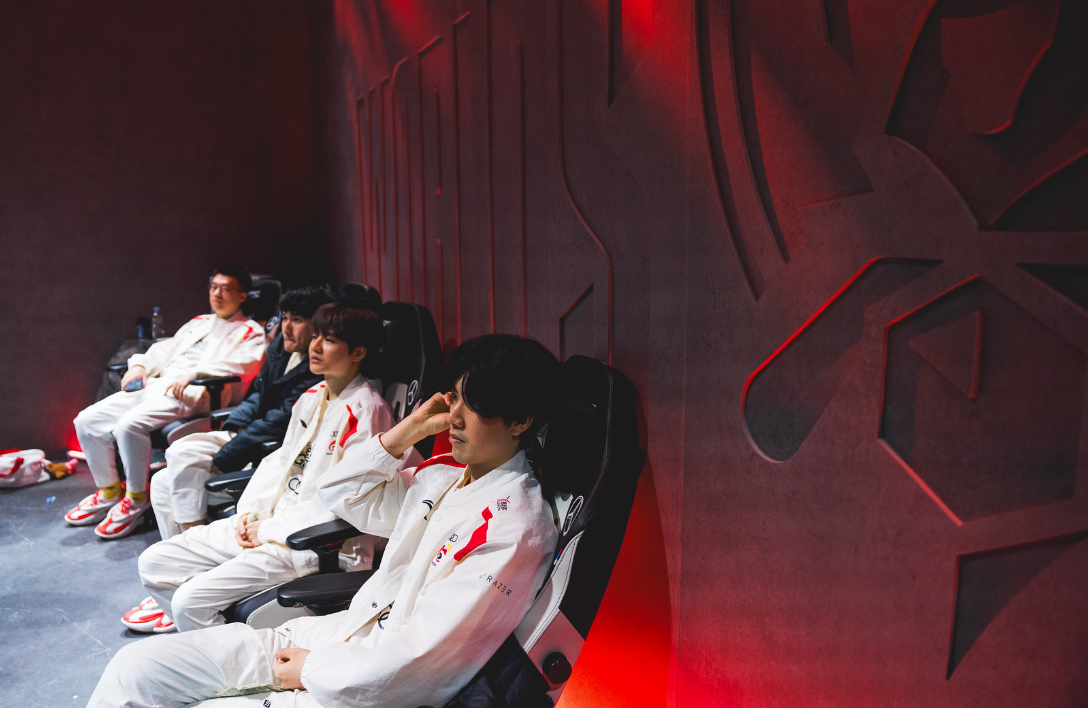 Frustrated by the audience's too negative attitude, famous commentator LPL took T1 to 