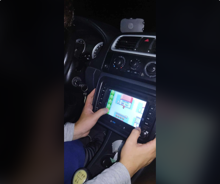 Nam game thủ bá đạo, tự sáng tạo bản mod Pokemon mới toanh, chỉ để chơi trên radio trong ô tô - Ảnh 2.