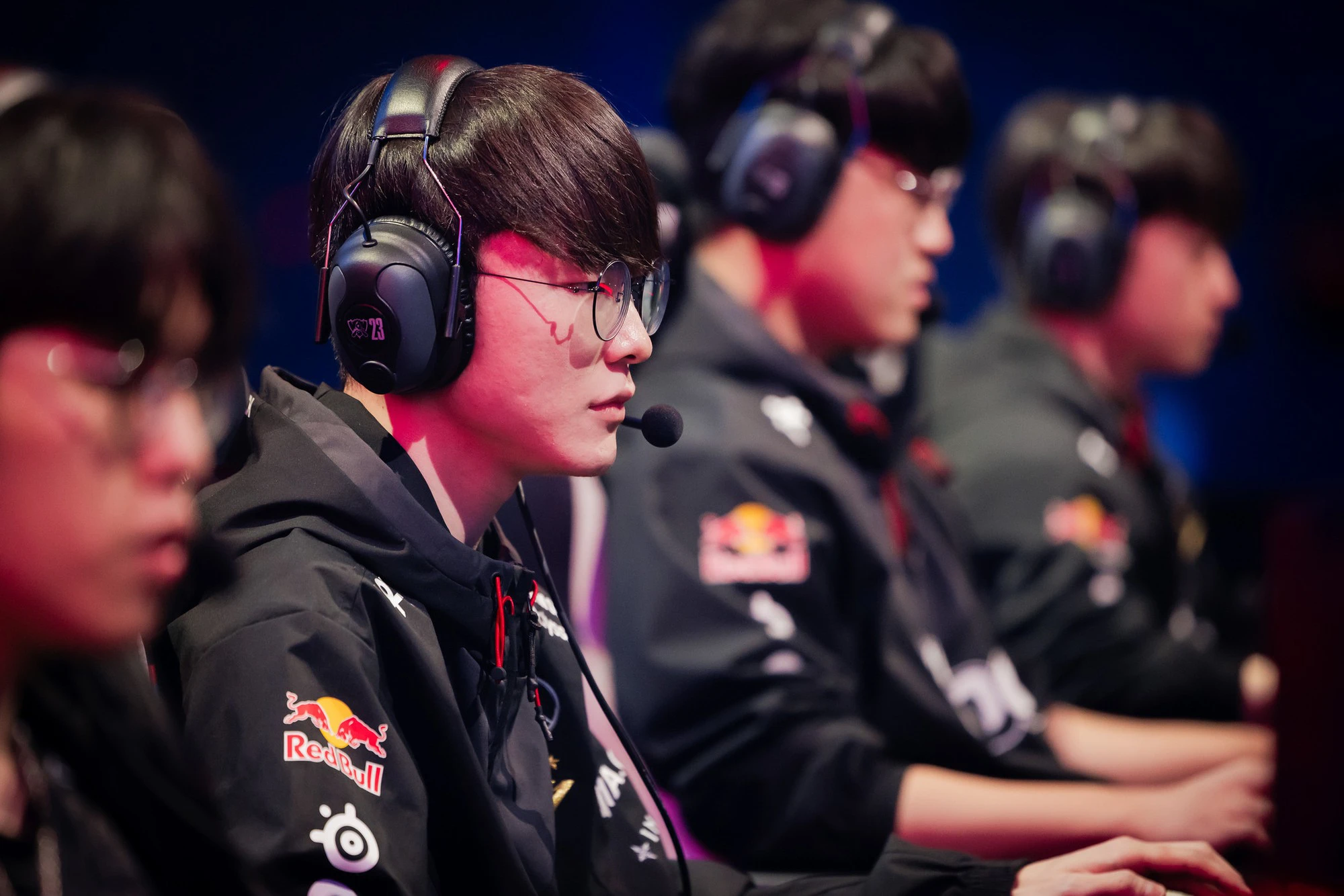 Đang đánh giao hữu cùng dàn streamer tên tuổi LPL, Faker vẫn tab ra ...
