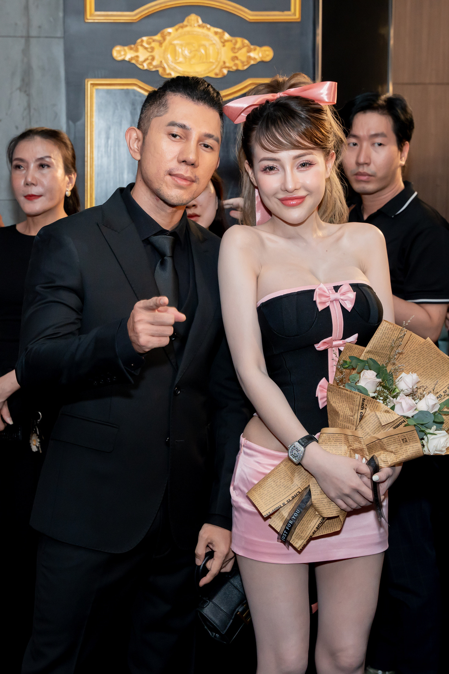 Ngân 98 hở bạo khi gặp Xoài Non, màn đụng độ nhan sắc hiếm thấy của hai  hot girl