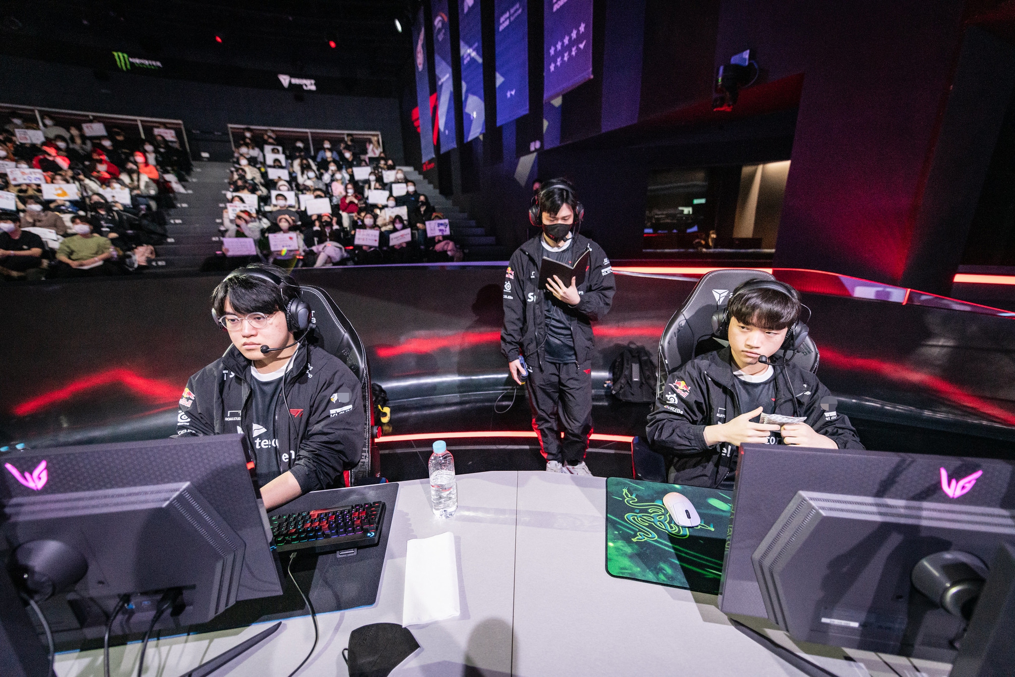 Cặp bot của T1 thi đấu còn có phần sáng tạo hơn năm trước - nguồn: LoL Esports Cặp bot của T1 thi đấu còn có phần sáng tạo hơn năm trước - nguồn: LoL Esports