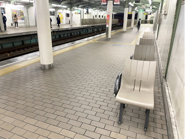 Tinh tế như người Nhật: Lý do khiến những chiếc ghế ở nhiều ga tàu không quay mặt về phía đường tàu Photo-3-16756599578261524912810-1675736416053-1675736416126166122156
