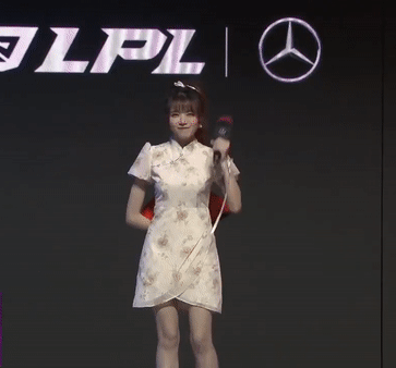 Nữ MC Luoxin cosplay nhân vật Mai Shiranui trong KOF - nguồn: YouTube