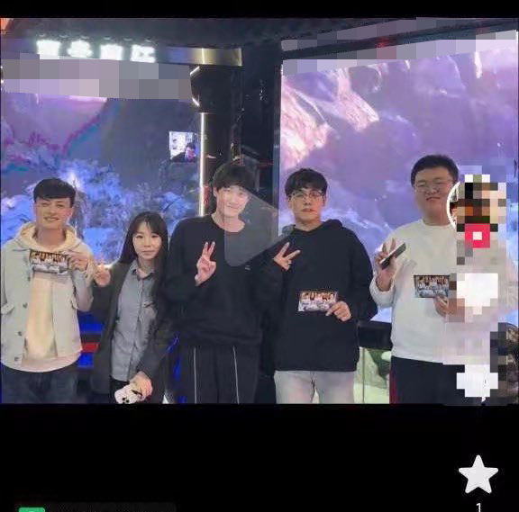 Many viewers caught WBG players interacting with fans in a net shop even though it was late (Karsa was in the middle) - source: Weibo